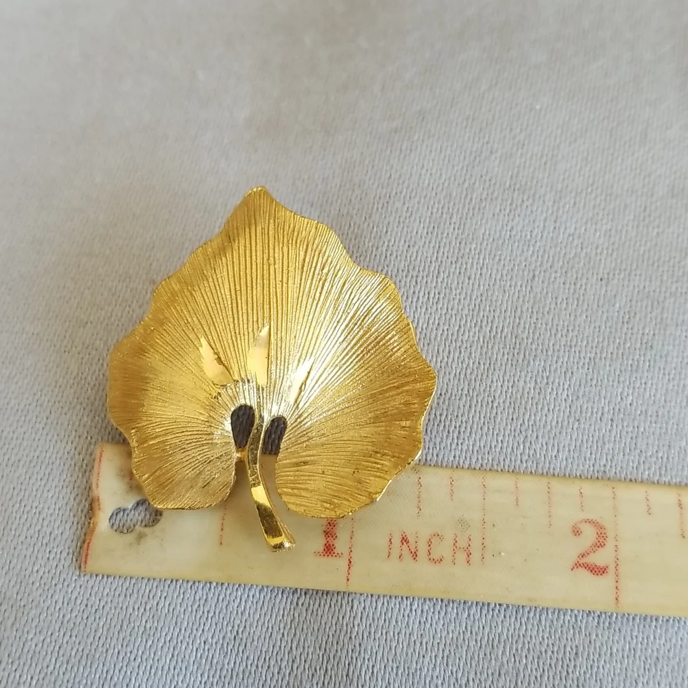 Golden tone LAZER CUT Vintage LEAF pin - Picture 2 of 3
